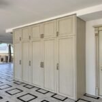 Ağ rəngli şık şkaflar, müasir dizayn.